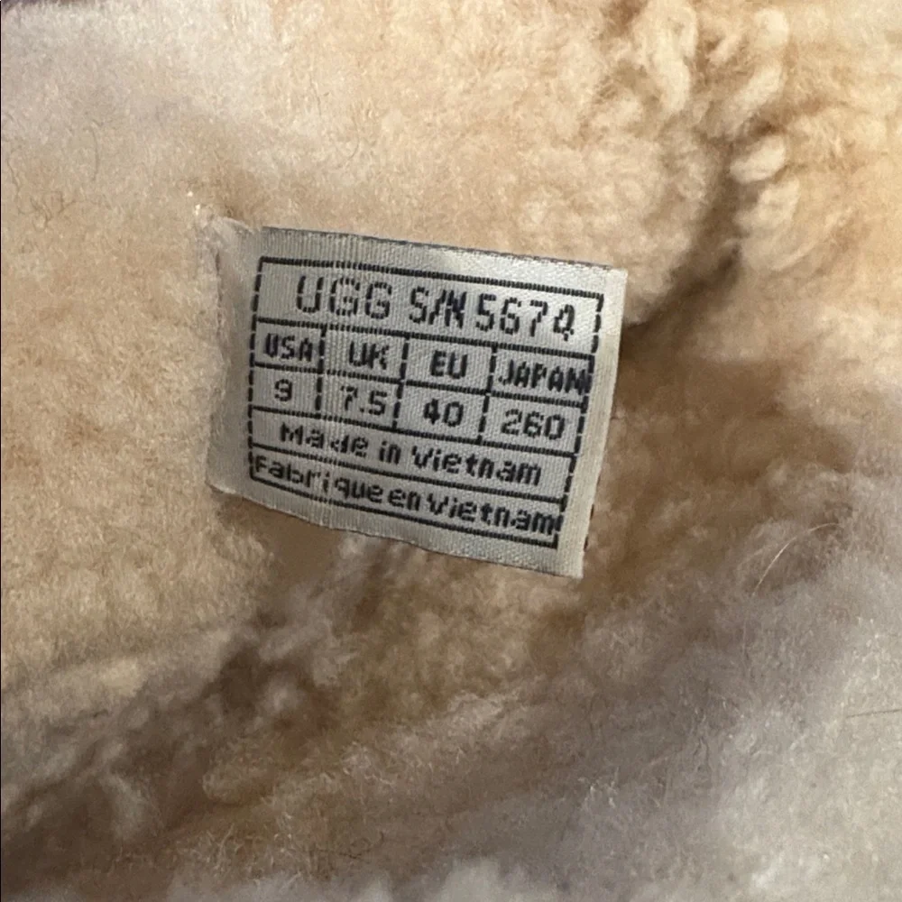 UGG Australia 5674 Elijo Suede Leather Sheepskin Winter Boots Size 9